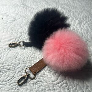 Pom-pom keychain, black and pink